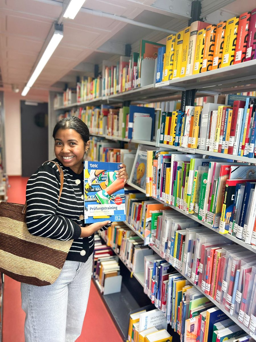 Teilnehmerin lernt Deutsch in der Bibliothek