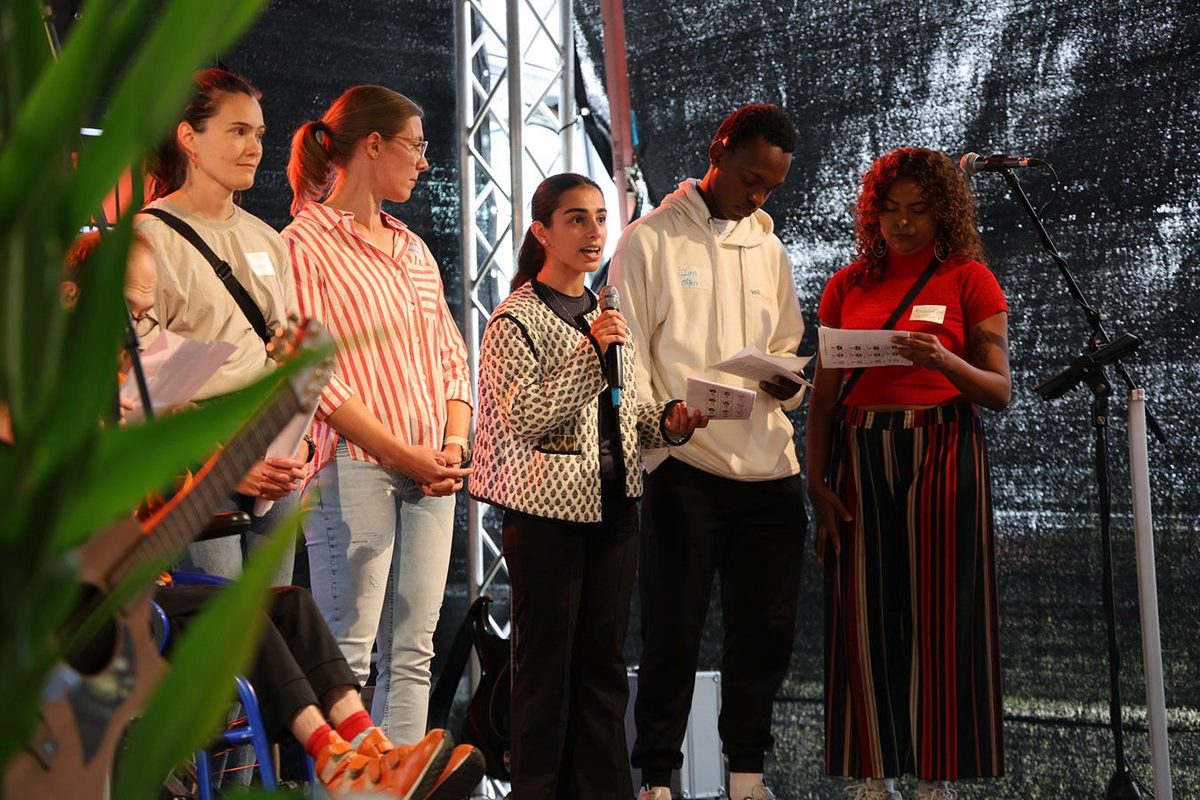 Teilnehmende auf der Bühne beim Sommerfest
